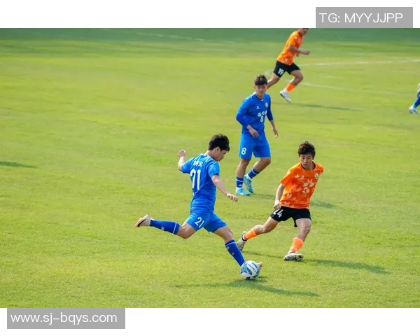 足球明星与教练共聚一堂精彩瞬间 展现超凡球场魅力与战术智慧